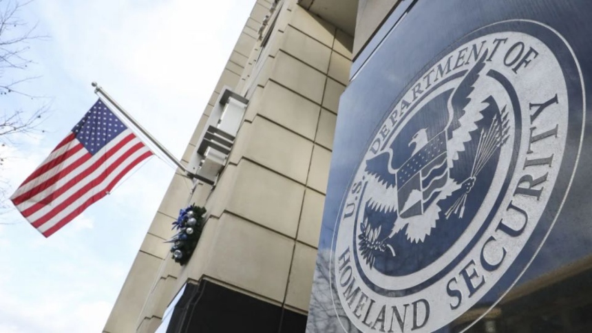 Miles de migrantes venezolanos en EEUU habrían recibido una notificación del Departamento de Seguridad Nacional (DHS, por sus siglas en inglés) que pone en riesgo su permanencia legal en el país. 